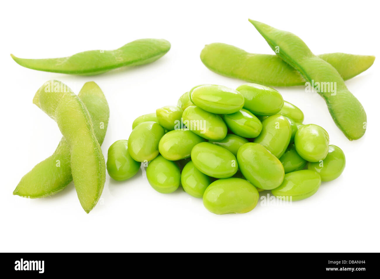 Vert bouillis haricots de soja, haricots japonais sur fond blanc Banque D'Images