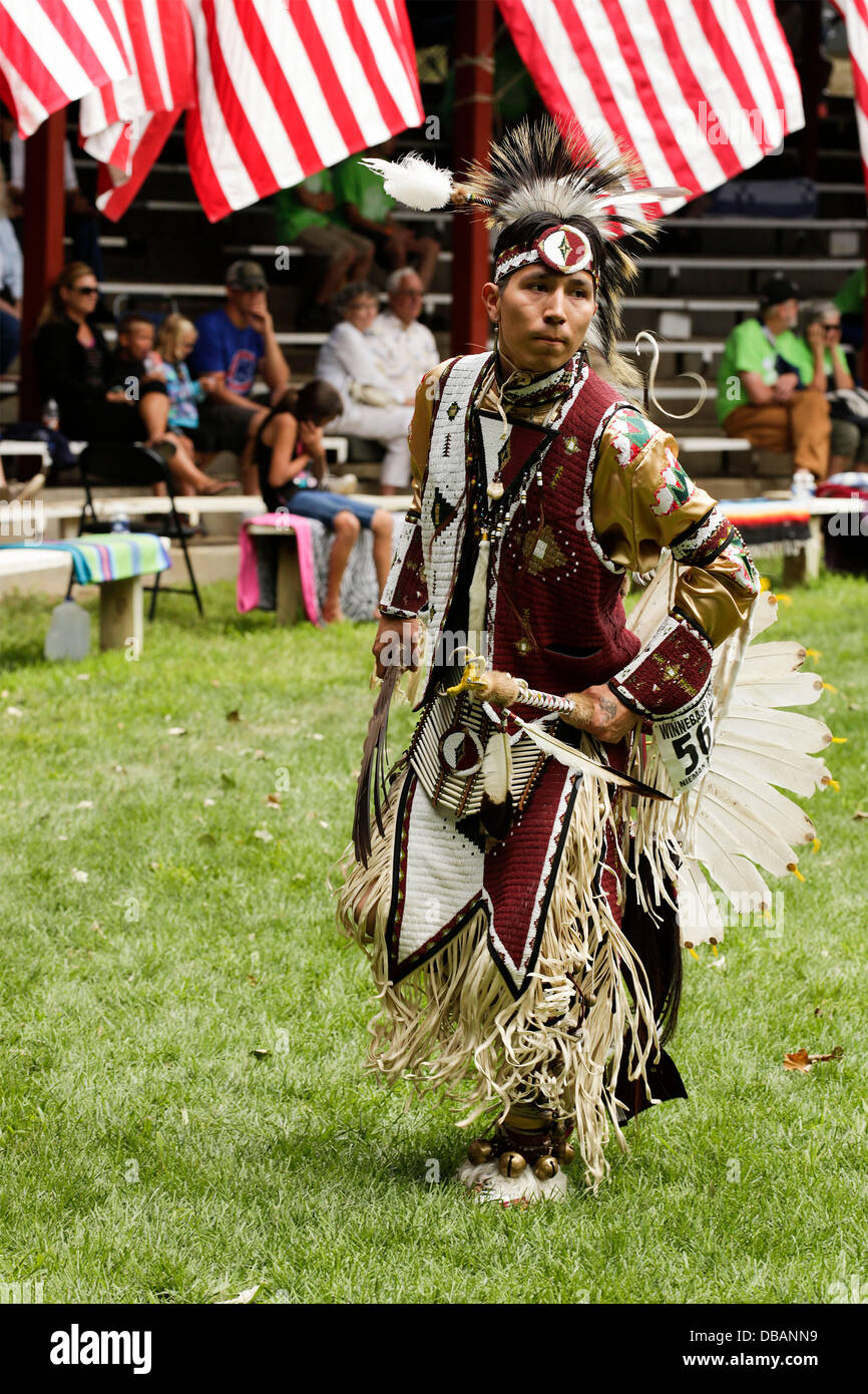 Winnebago, Nebraska, USA. 26 juillet, 2013. INYAN EAGLE LE WAPITI, Chicago, Illinois, et un membre de la tribu des Winnebago Ho-Chunk danses dans la 147e fin de semaine annuelle, 'pow wow, de la tribu des Winnebago du Nebraska. La célébration commémore le retour du chef de guerre petit prêtre et de l'entreprise 'A'Fort Omaha, Nebraska bénévoles scouts 34e. Cette bande d'Indiens se sont battus à partir de 1863-66 avec le général A. Sully, de l'armée américaine contre les Lakotas, bandes Cheyenne du Nord, du Nord et de l'Arapahoe Dakota Santee Bandes. Credit : Jerry Mennenga /Jerry Mennenga/ZUMAPRESS.com/Alamy Live News Banque D'Images