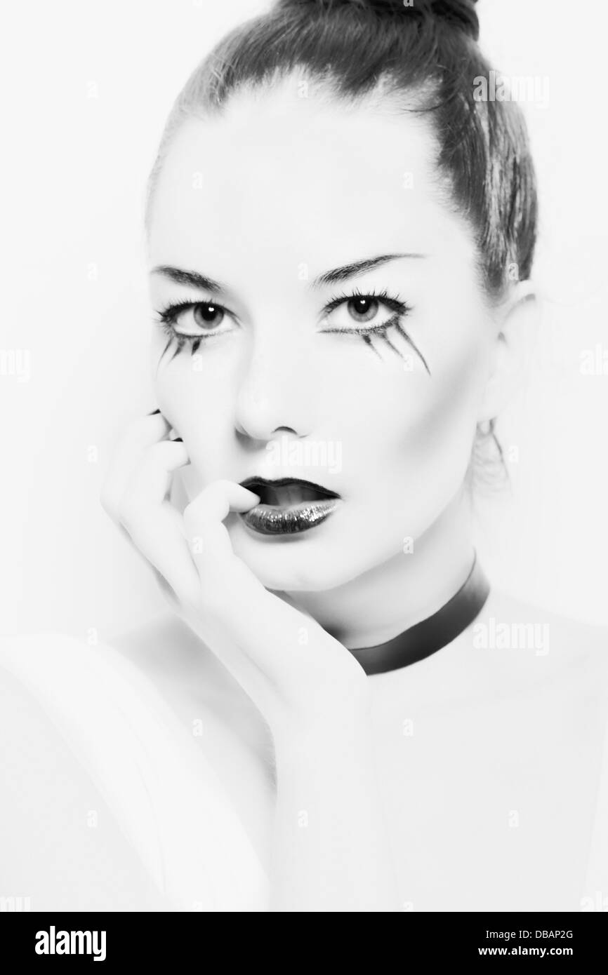 Portrait de femme avec monochrome de maquillage foncé Banque D'Images