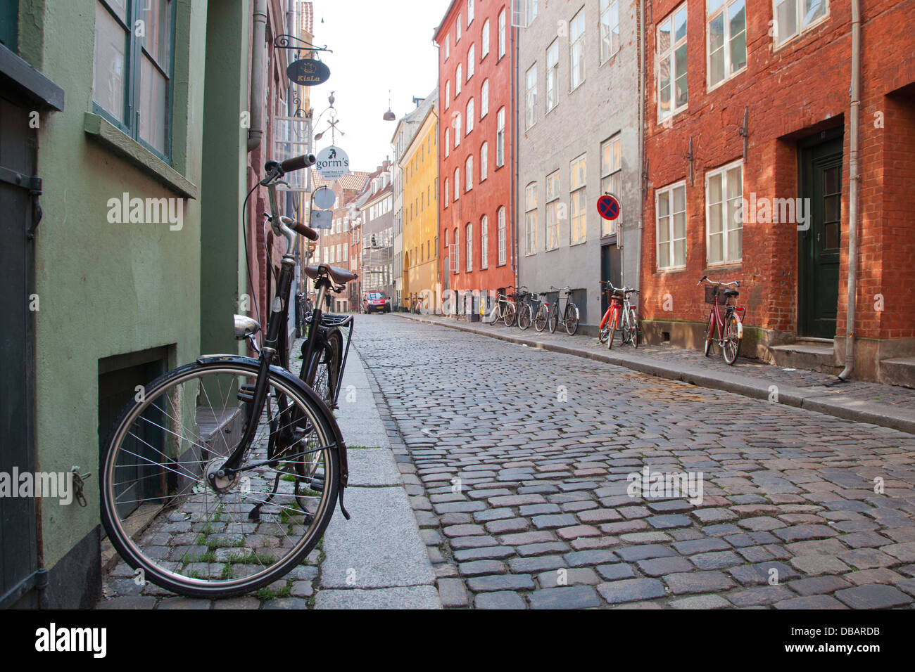 Rue Pavée de Copenhague avec location Banque D'Images