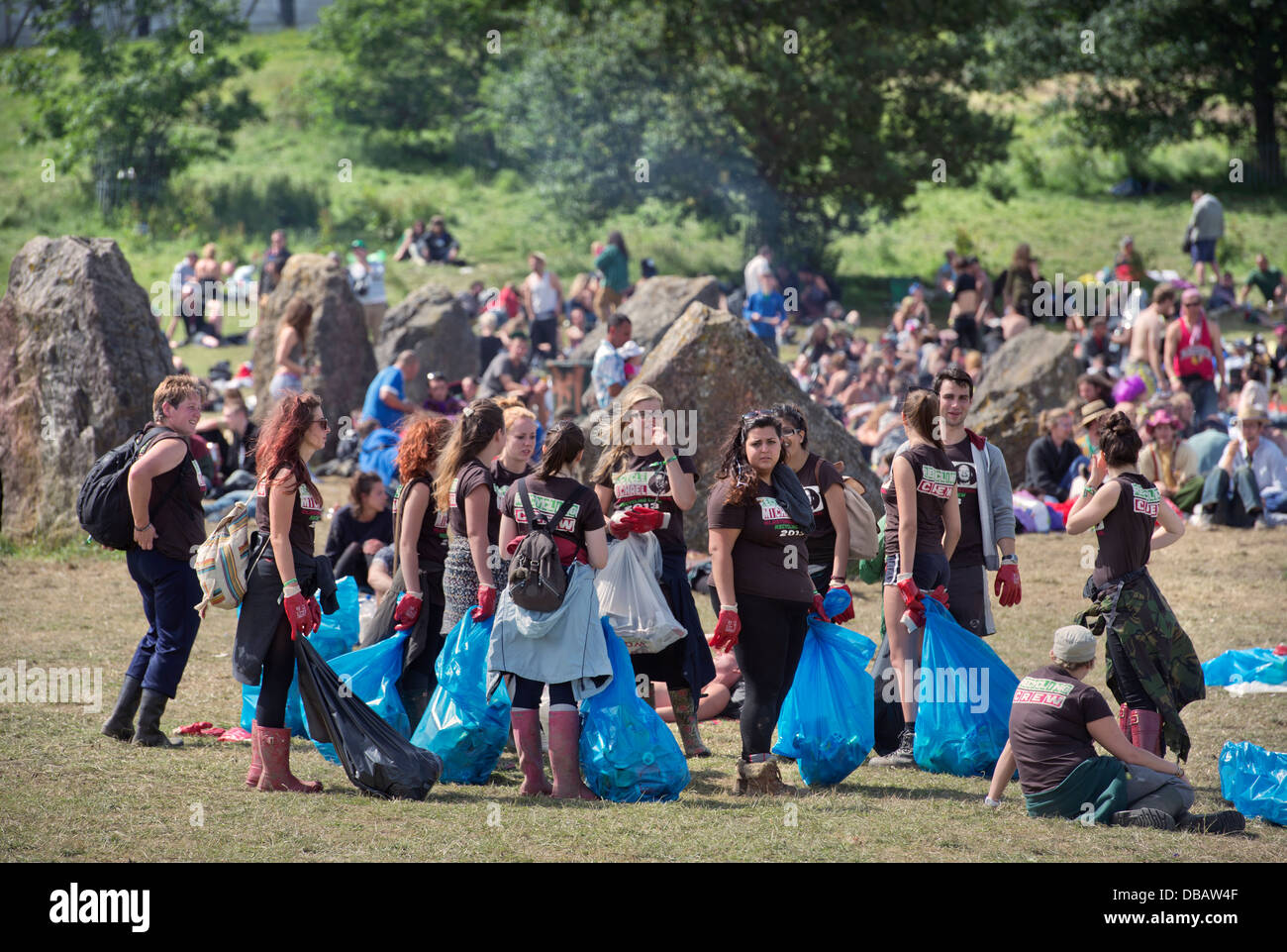 Glastonbury Festival 2013 UK Une équipe de recyclage près de The Stone Circle Banque D'Images