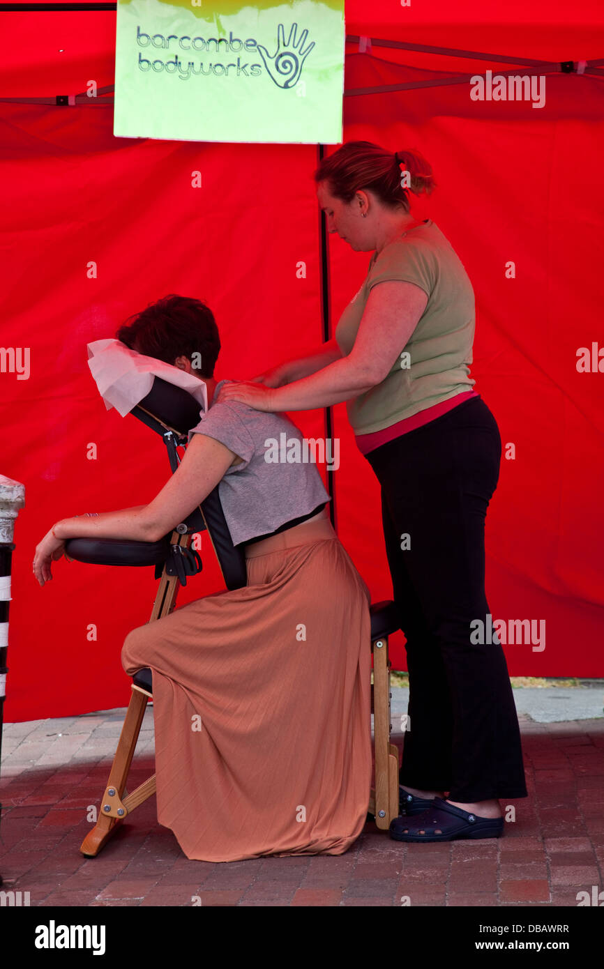 Femme recevant un massage arrière, High Street, Lewes, dans le Sussex, Angleterre, Banque D'Images