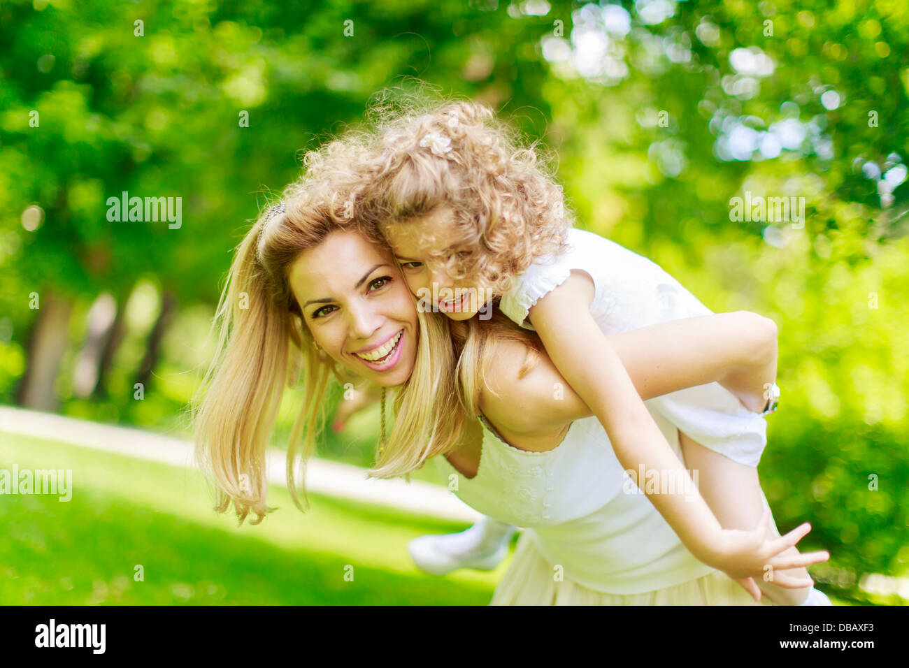 Mère et fille dans le parc Banque D'Images