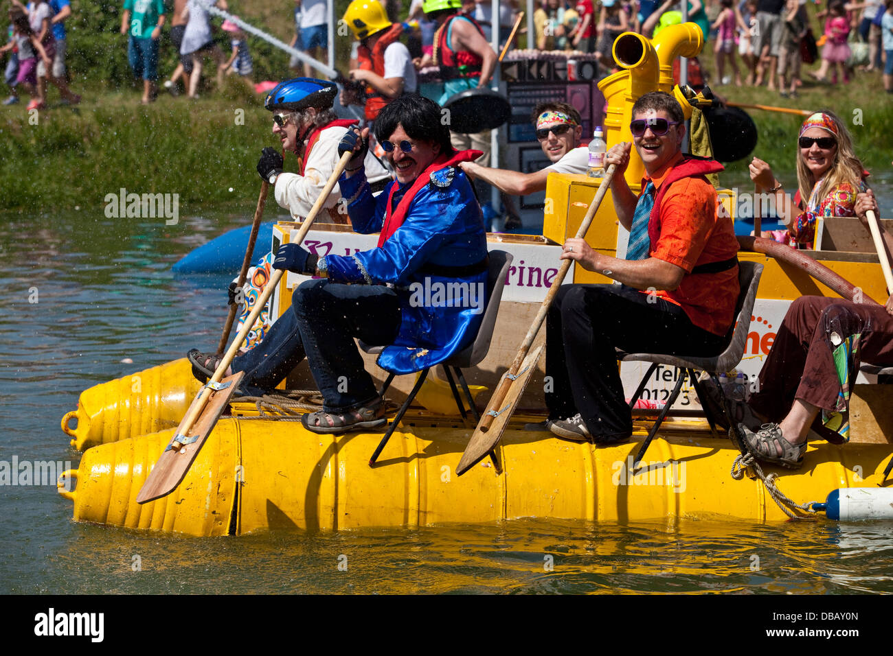 L'assemblée annuelle à Lewes Newhaven Raft Race sur la rivière Ouse, Lewes, dans le Sussex, Angleterre Banque D'Images