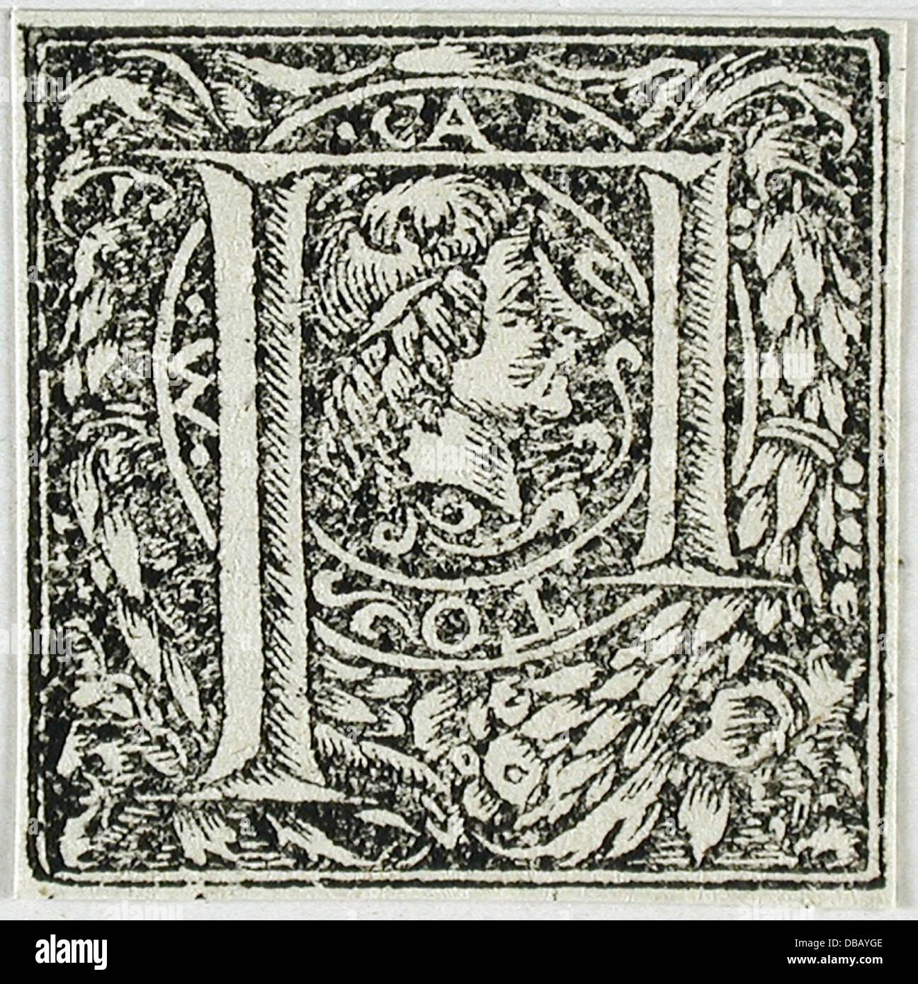 Cet ensemble de lettres ornementales (M, P, Q) démontre le traitement artistique de l’alphabet, reflétant les pratiques décoratives dans la typographie historique et la conception des lettres. Banque D'Images