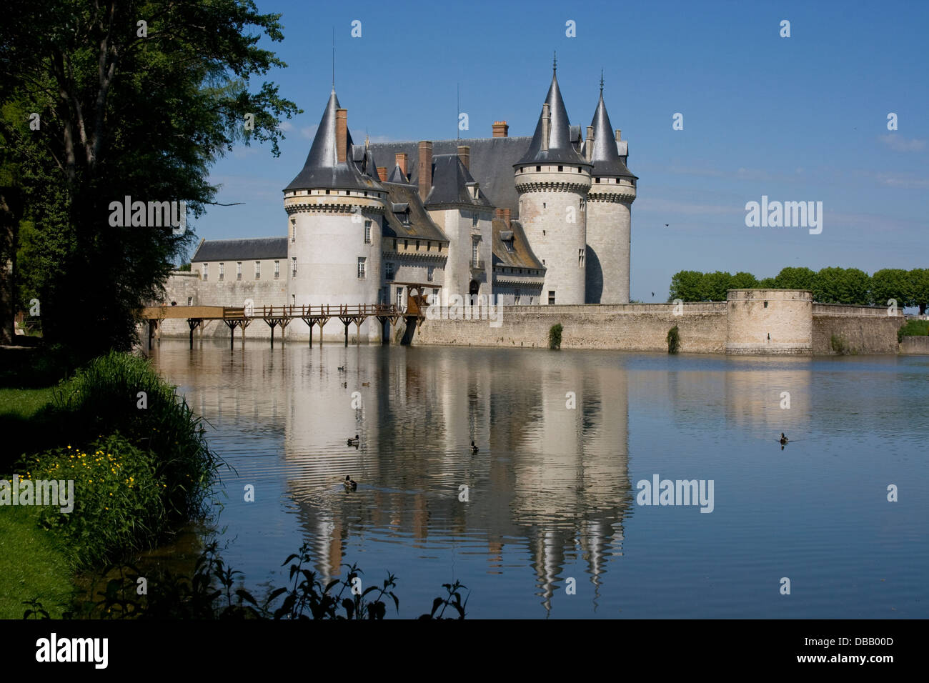 Château de Sully-sur-Loire spiegelt sich im Südosten von Ansicht (Voir) ; au sud-est - Vue du château de Sully-sur-Loire Banque D'Images