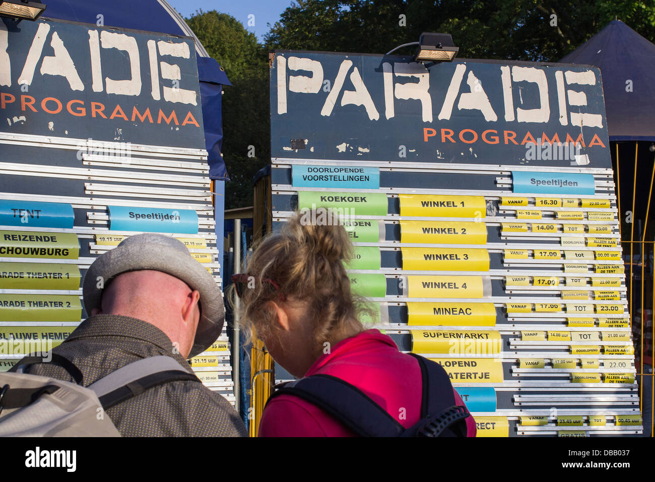 Les gens à la recherche le programme du festival de théâtre de la Parade Banque D'Images