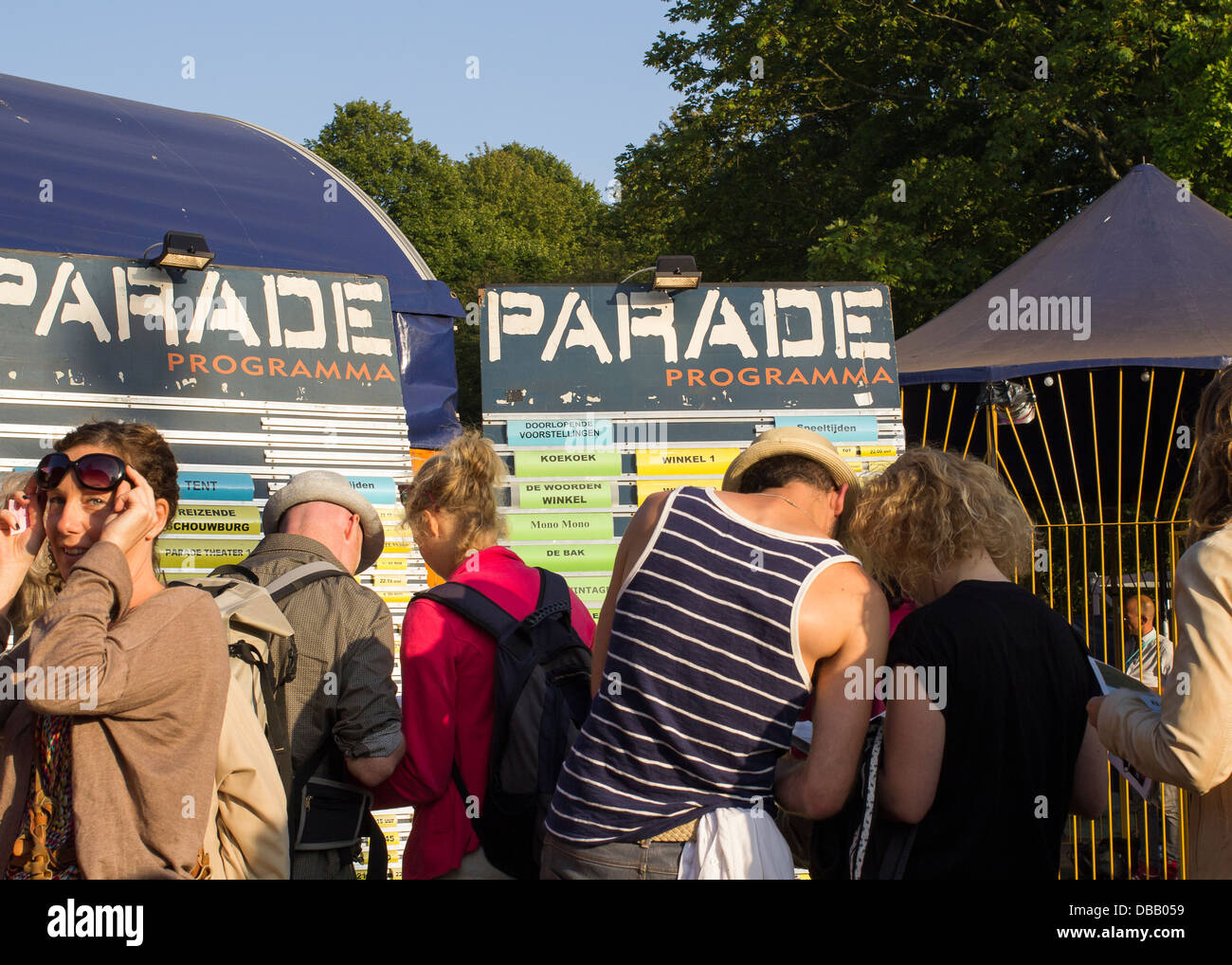 Les gens à la recherche le programme du festival de théâtre de la Parade Banque D'Images