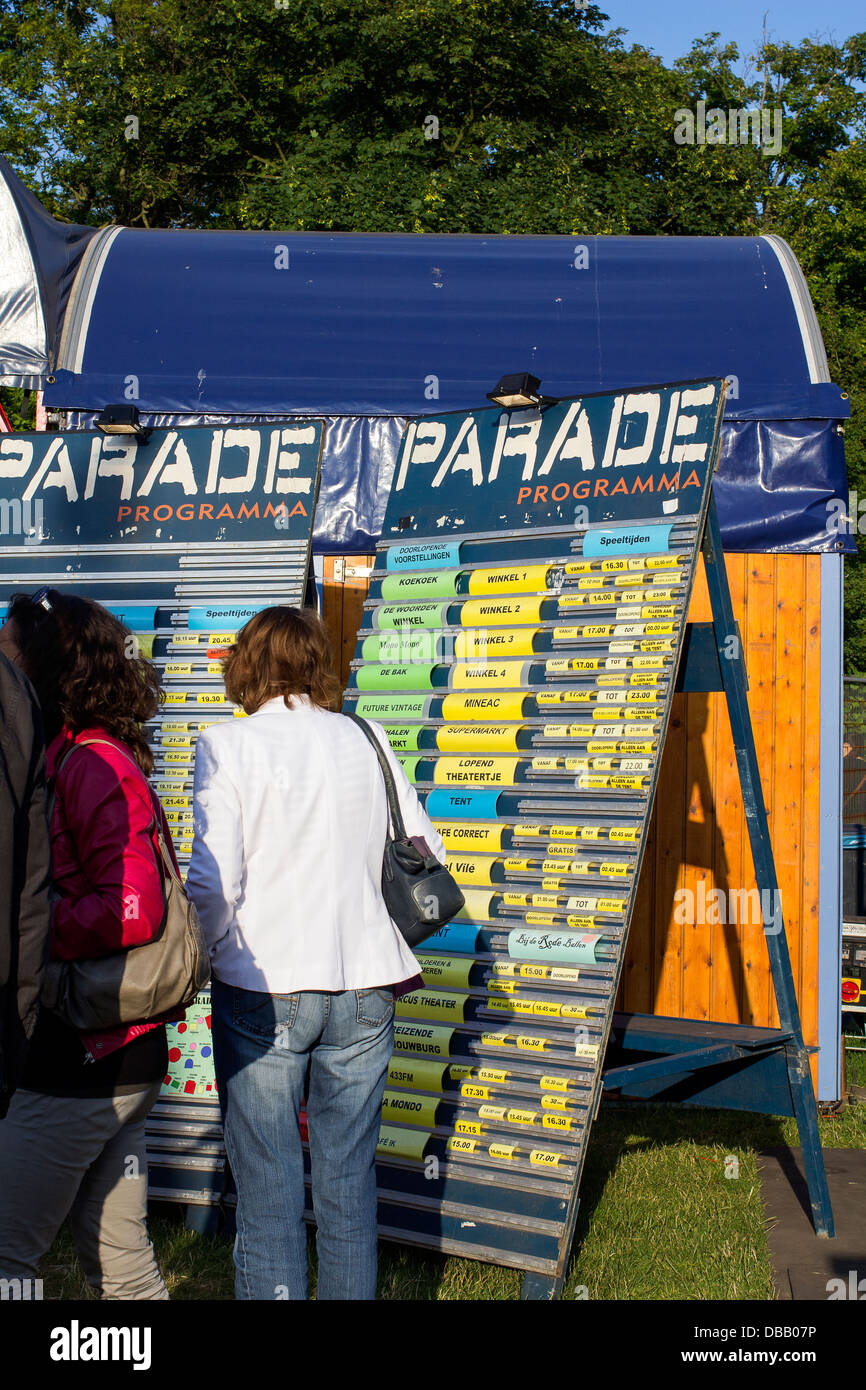 Les gens à la recherche le programme du festival de théâtre de la Parade Banque D'Images
