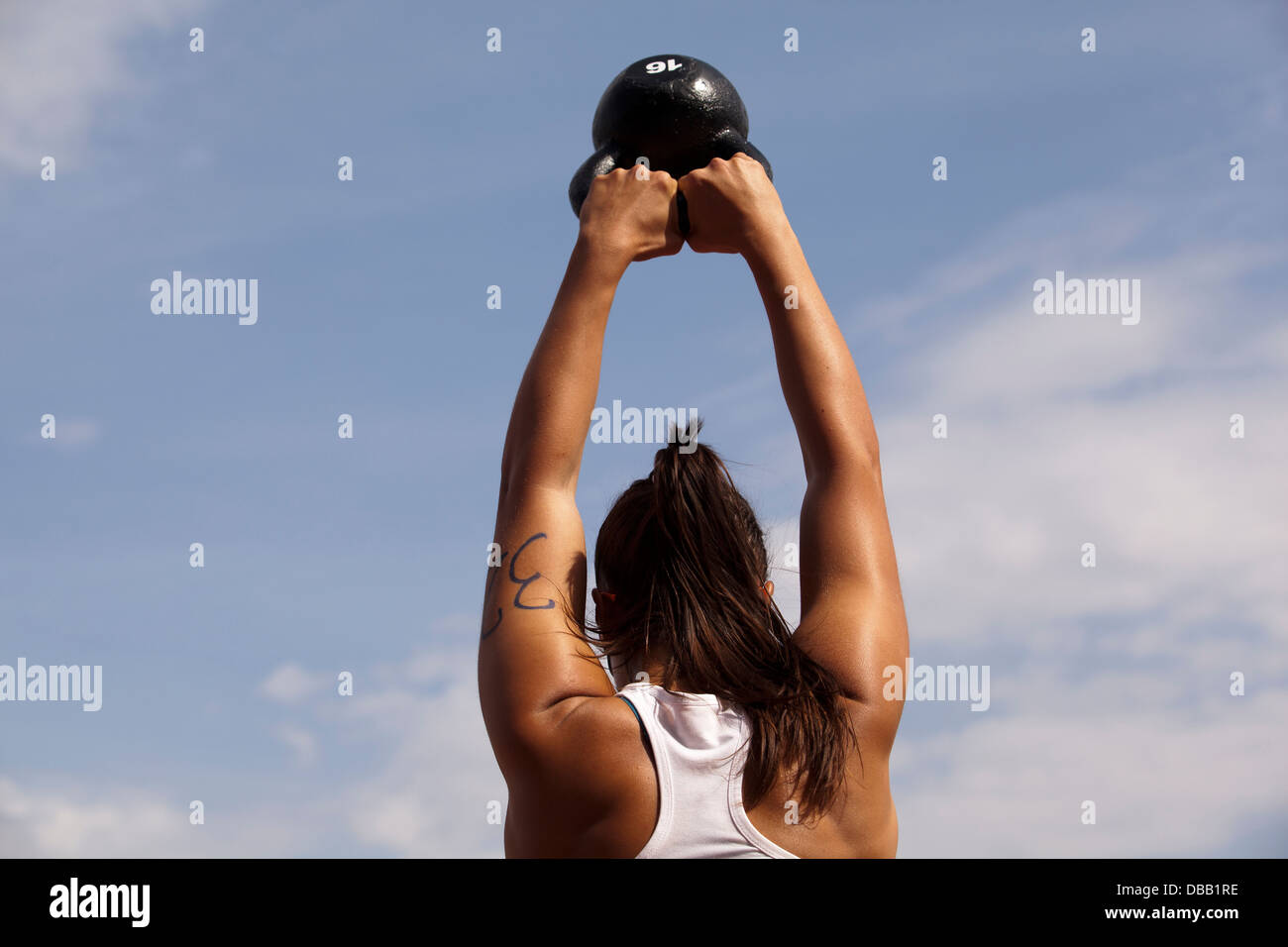 Kettlebell crossfit entraînement kettlebell swing femme à l'extérieur Banque D'Images