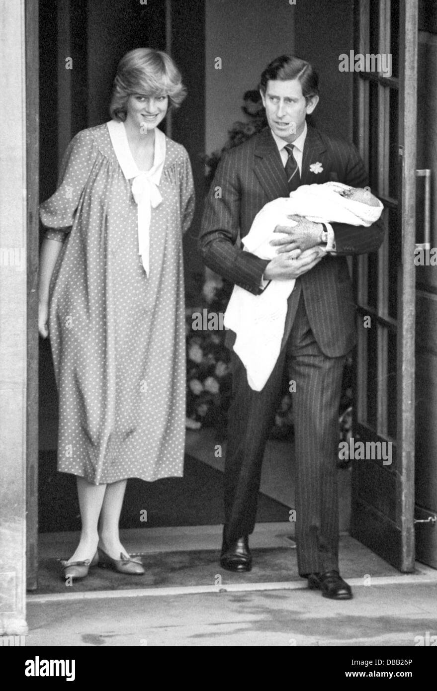 La princesse Diana, le Prince Charles baby Prince William quitter l'aile Lindo, St Mary's Hospital de Paddington, l'ouest de Londres 1982 Banque D'Images