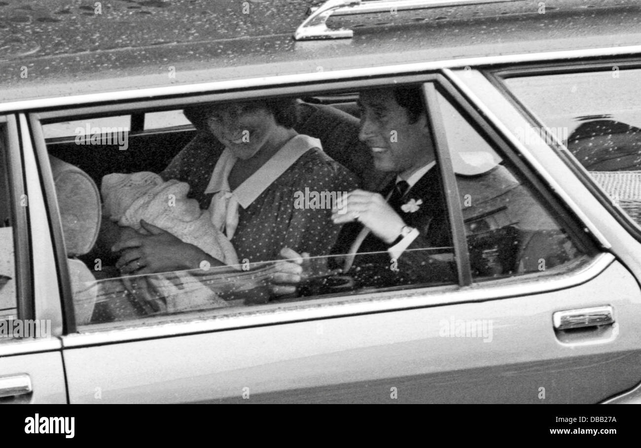 La princesse Diana, le Prince Charles baby Prince William quitter l'aile Lindo, St Mary's Hospital de Paddington, l'ouest de Londres 1982 Banque D'Images