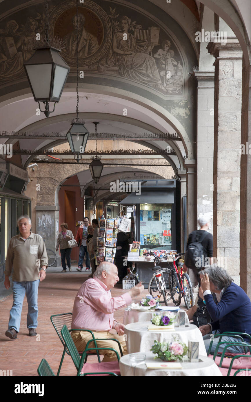 Cafe à arcade de la rue Borgo Stretto, Pise, Italie Banque D'Images