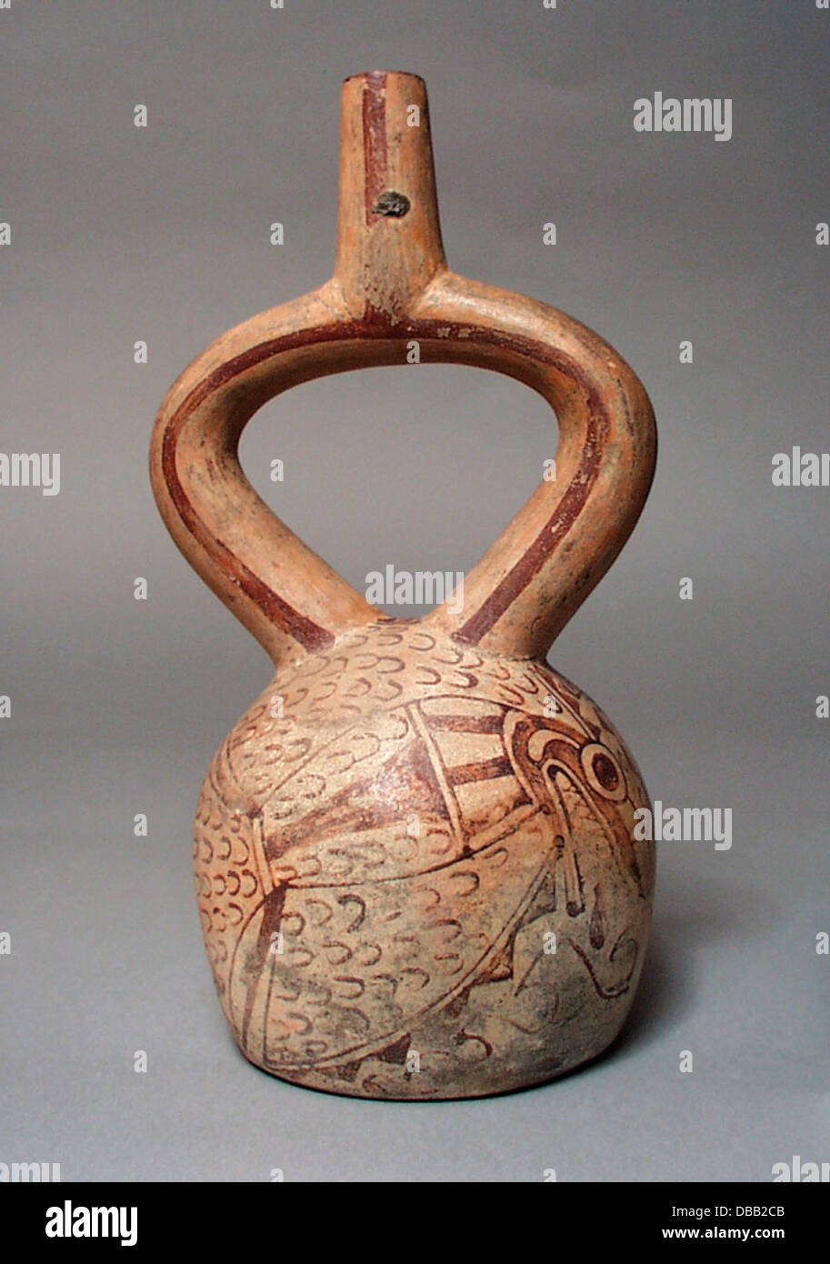 Ce récipient à bec à étrier est un objet en céramique du Pérou antique, mettant en valeur le design complexe et l'artisanat des cultures précolombiennes. Sa fonction et ses éléments décoratifs reflètent l'importance culturelle de l'époque. Banque D'Images Ce récipient à bec à étrier est un objet en céramique du Pérou antique, mettant en valeur le design complexe et l'artisanat des cultures précolombiennes. Sa fonction et ses éléments décoratifs reflètent l'importance culturelle de l'époque. Banque D'Images