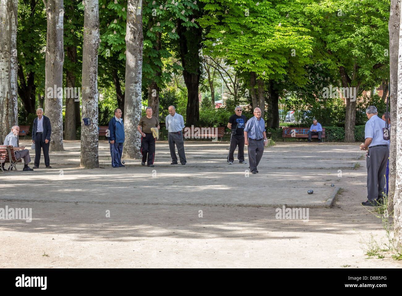 8 vieux hommes jouant à la Pétanque huit hommes jouant aux vieux messieurs Senior Bols Espagnol Espagnol jeu de boules Banque D'Images