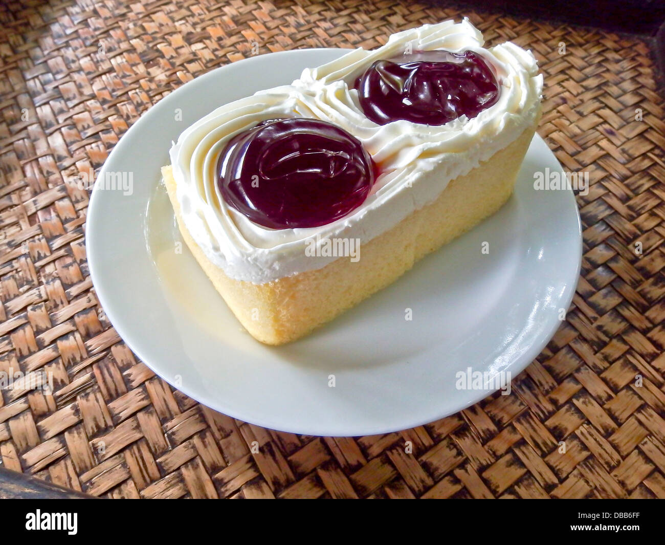 2 Gateau Carre Blanc Sur L Assiette Avec La Creme Et Jelly Photo Stock Alamy