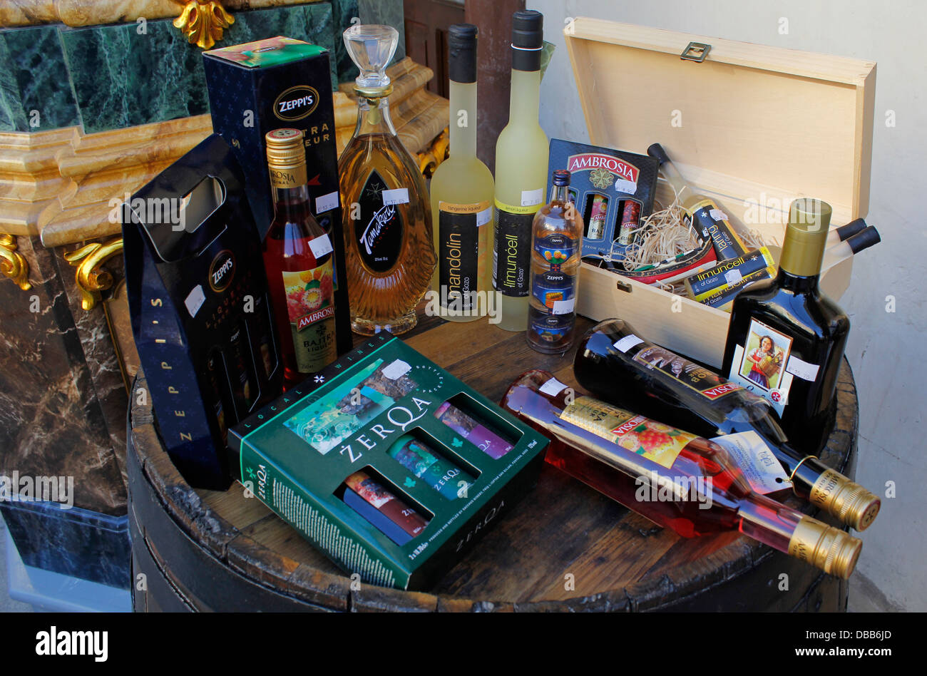 Vins et liqueurs maltais local à vendre affichée dans un magasin de souvenirs de la ville de Citta Victoria aussi connu chez les Maltais comme Rabat sur l'île de Gozo, l'île soeur de Malte Banque D'Images