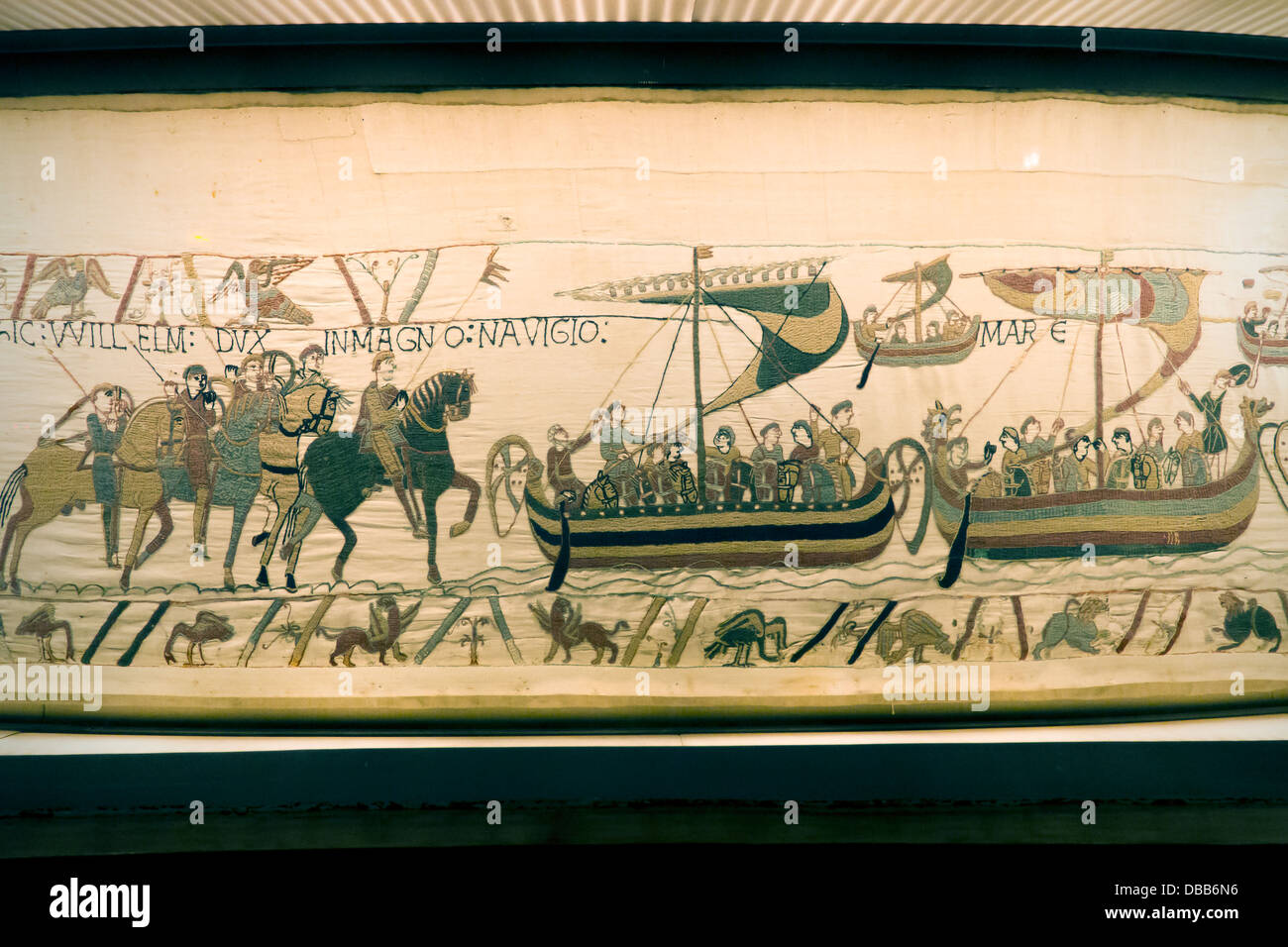 France Normandie, Bayeux, Tapisserie de bord 38, 'Duke William avec une grande flotte traversa la mer' Banque D'Images