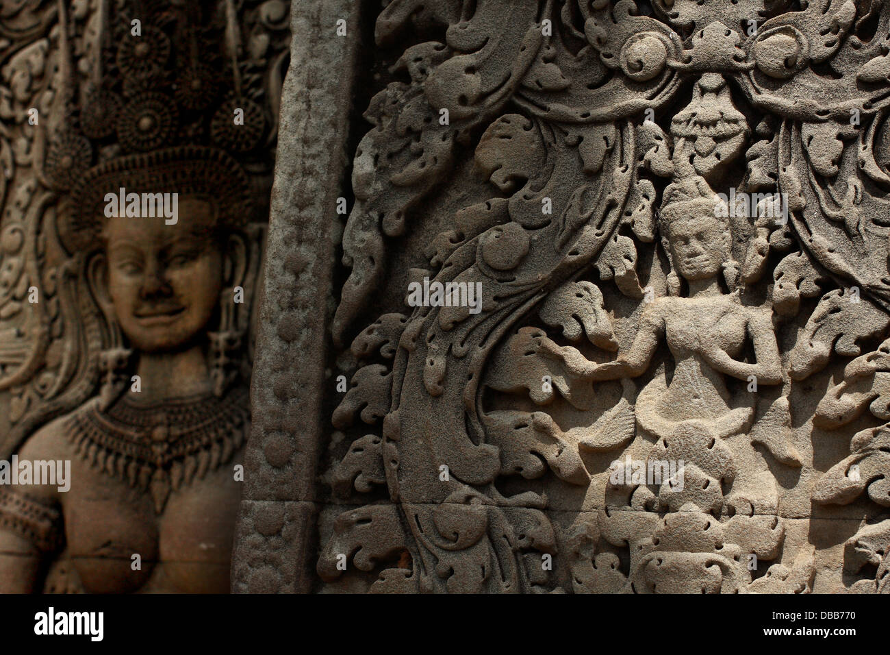 Bas-relief tout autour de l'apsara sur le mur à Angkor Wat. Banque D'Images