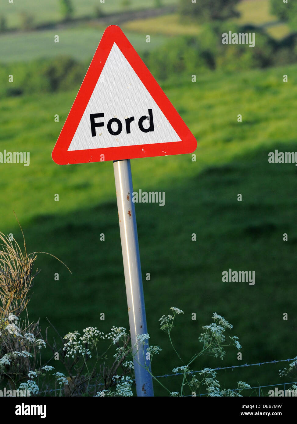 Un triangle rouge de signalisation routière avertissement d'une Ford. Banque D'Images
