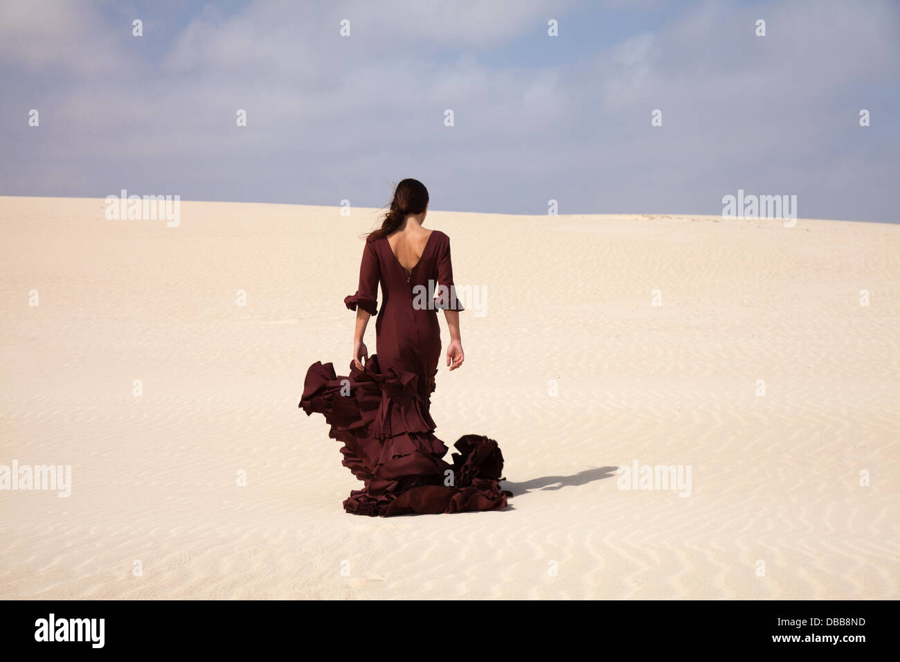 Dans la danseuse de flamenco robe longue dans les dunes Banque D'Images