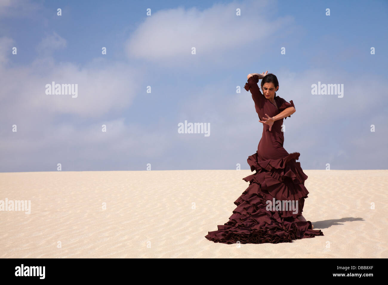 Dans la danseuse de flamenco robe longue dans les dunes Banque D'Images