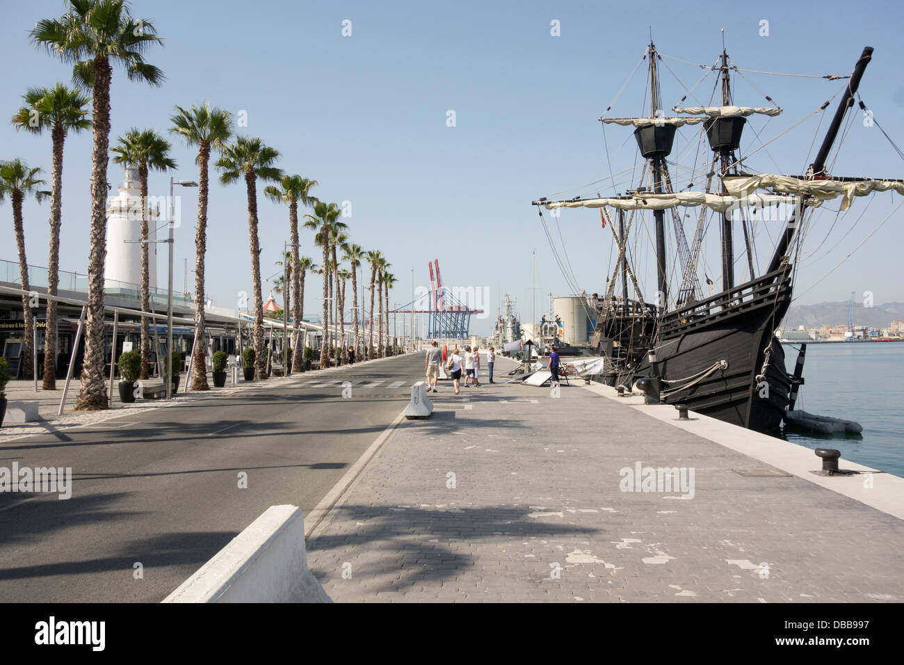 Réplique d'un galion espagnol amarré le long de la nouvelle façade du port de Malaga Port comme une attraction touristique Banque D'Images