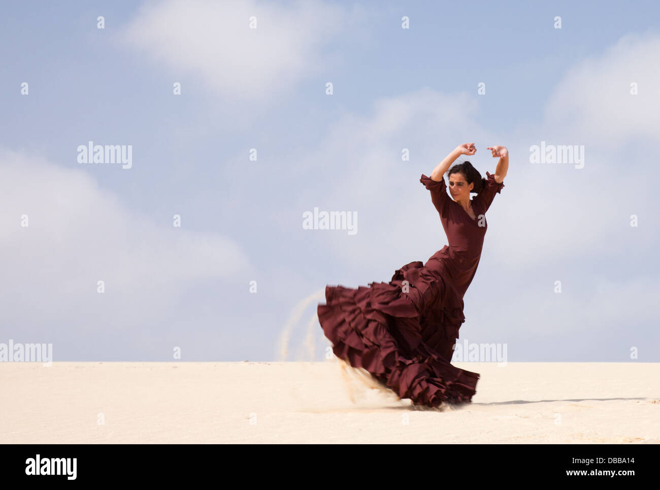 Dans la danseuse de flamenco robe longue dans les dunes Banque D'Images