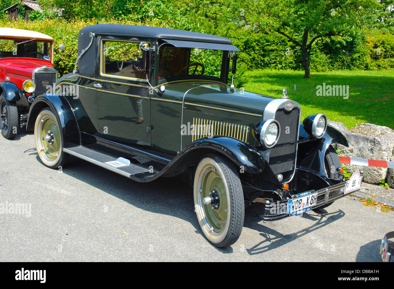 Oldtimer rallye pendant au moins 80 ans voitures anciennes avec AB National Chevrolet Coupé, construit à l'année 1928 Banque D'Images