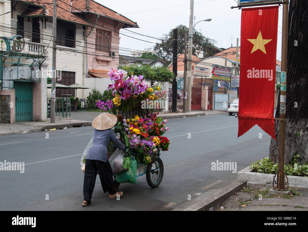 Une femme non identifiée vend des fleurs le 2 janvier 2008 à Ho Chi Minh City, Vietnam. Banque D'Images