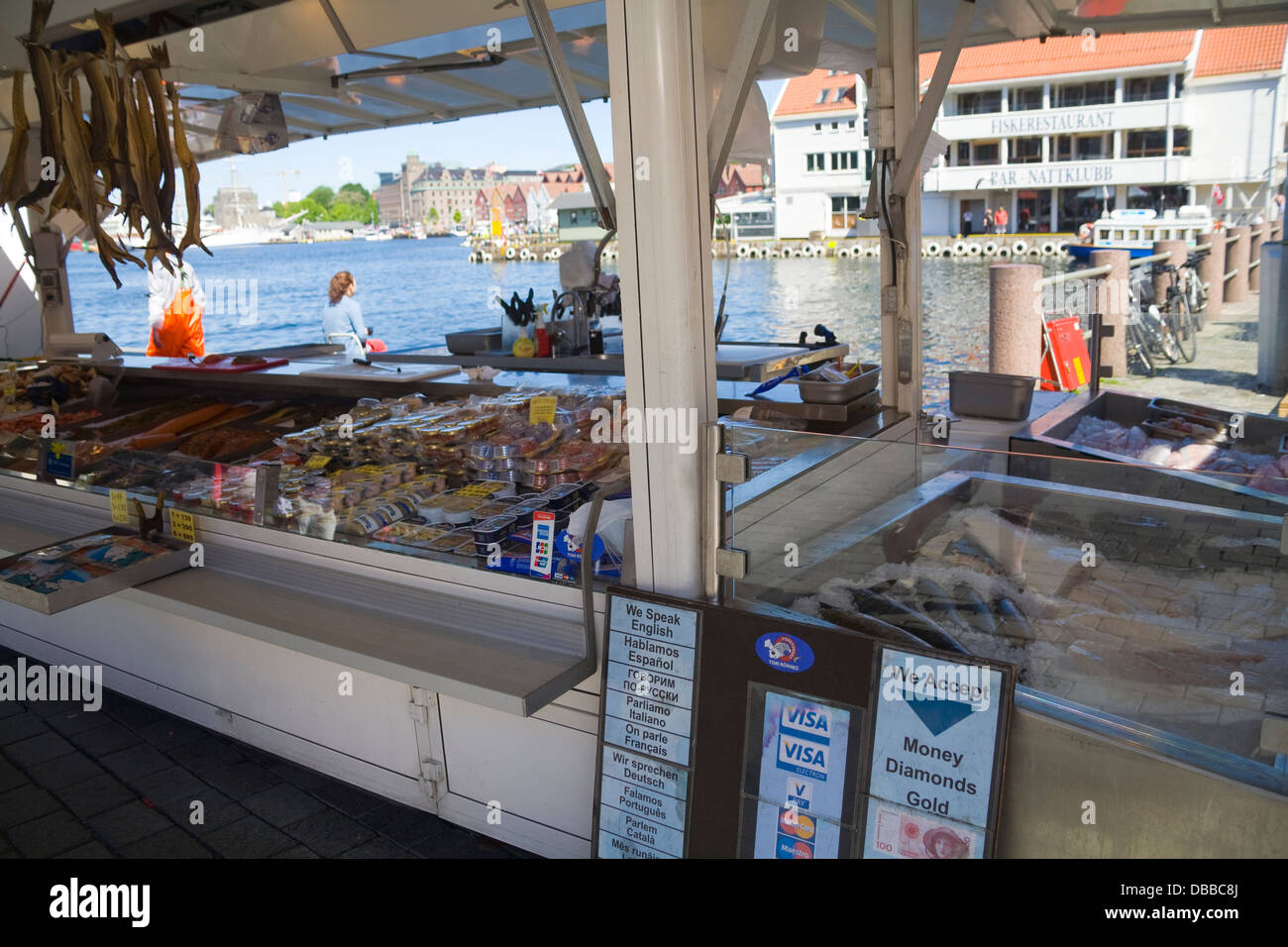 Bergen Norvège Europe Outdoor market stall dans monde célèbre marché de poissons Torget Bergen je vend une variété de produits du poisson Banque D'Images