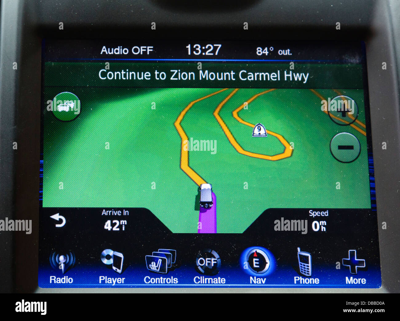Tableau de bord de navigation par satellite intégré dans une Chrysler 300, USA Banque D'Images