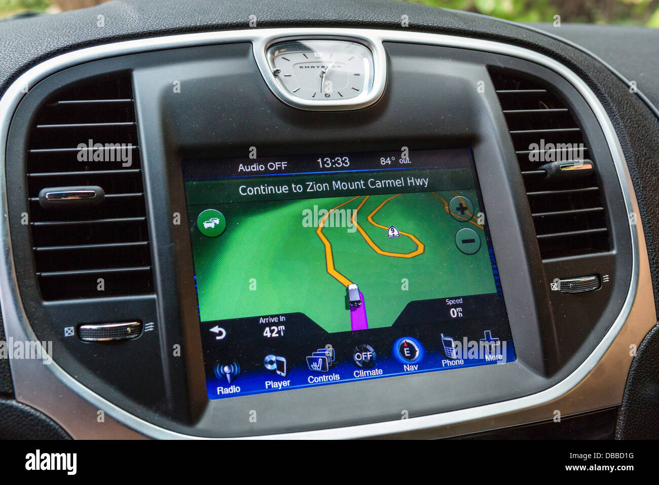 Tableau de bord de navigation par satellite intégré dans une Chrysler 300, USA Banque D'Images