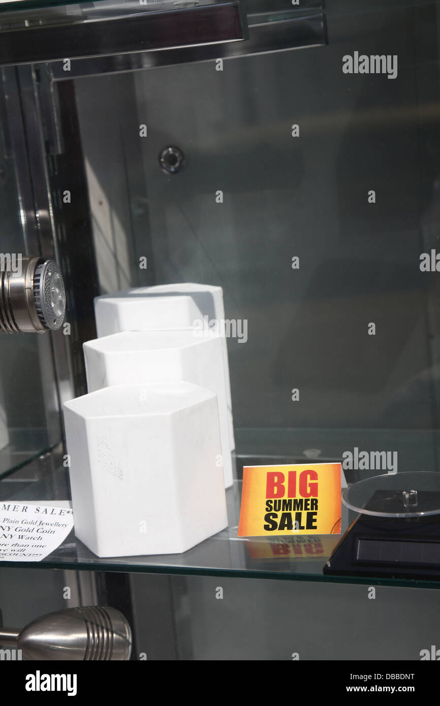 Vente d'été réussie, ouvrir un magasin vide fenêtre, 8e juillet 2013 à Barry Galles du Sud Banque D'Images