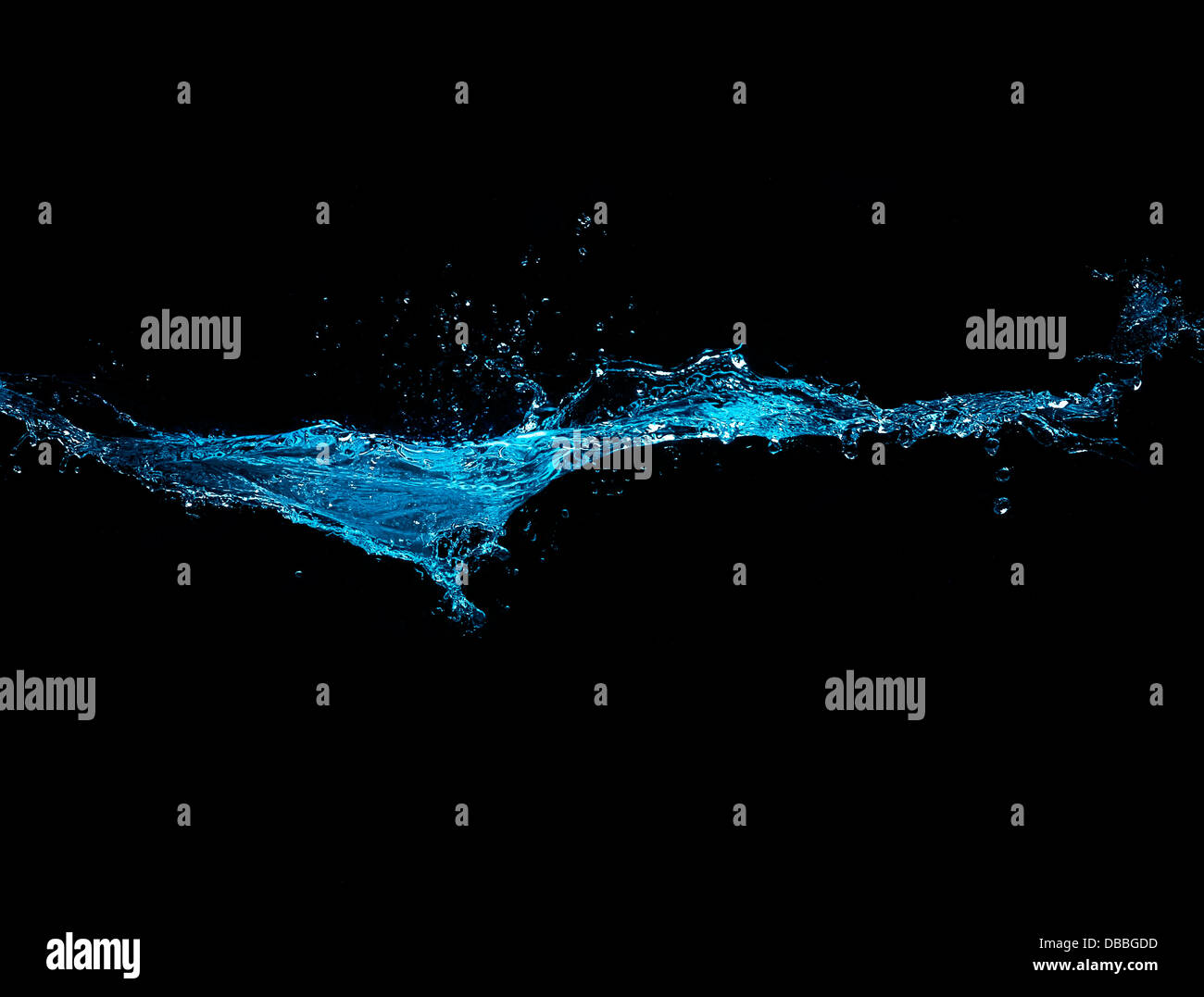 Blue Water Splash isolé sur fond noir Banque D'Images