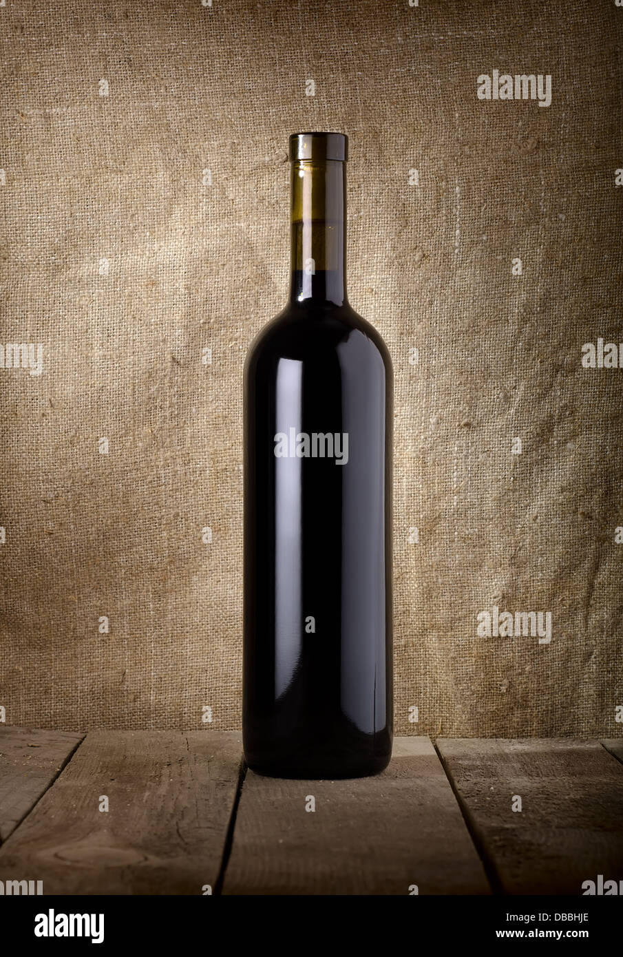 Bouteille de vin rouge sur un arrière-plan de la toile Banque D'Images