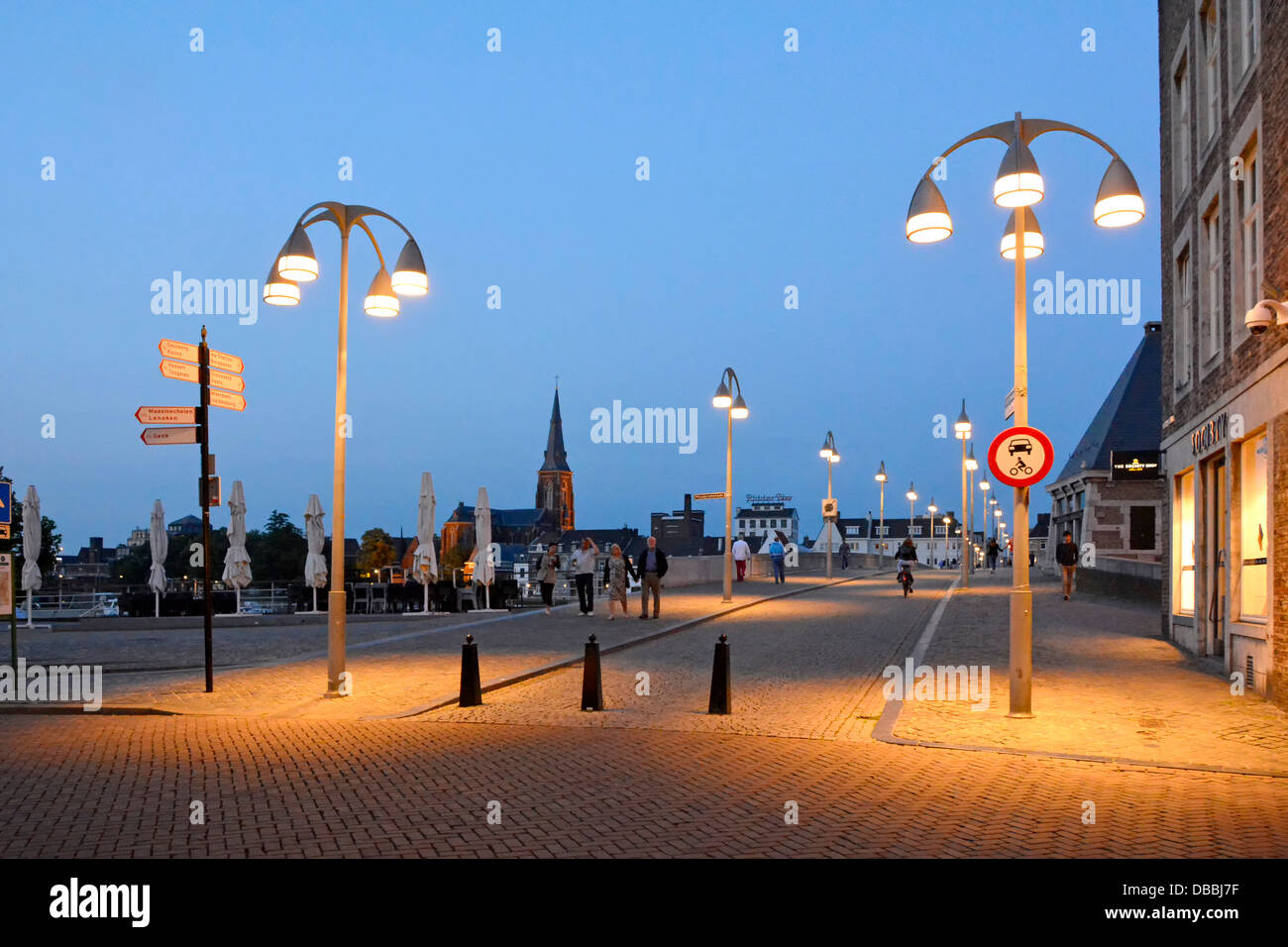 Maastricht Saint Servatius (Sint Servaasbrug) pont sur la Meuse à Maastricht au crépuscule avec éclairage lampadaire Limbourg, pays-Bas UE Banque D'Images