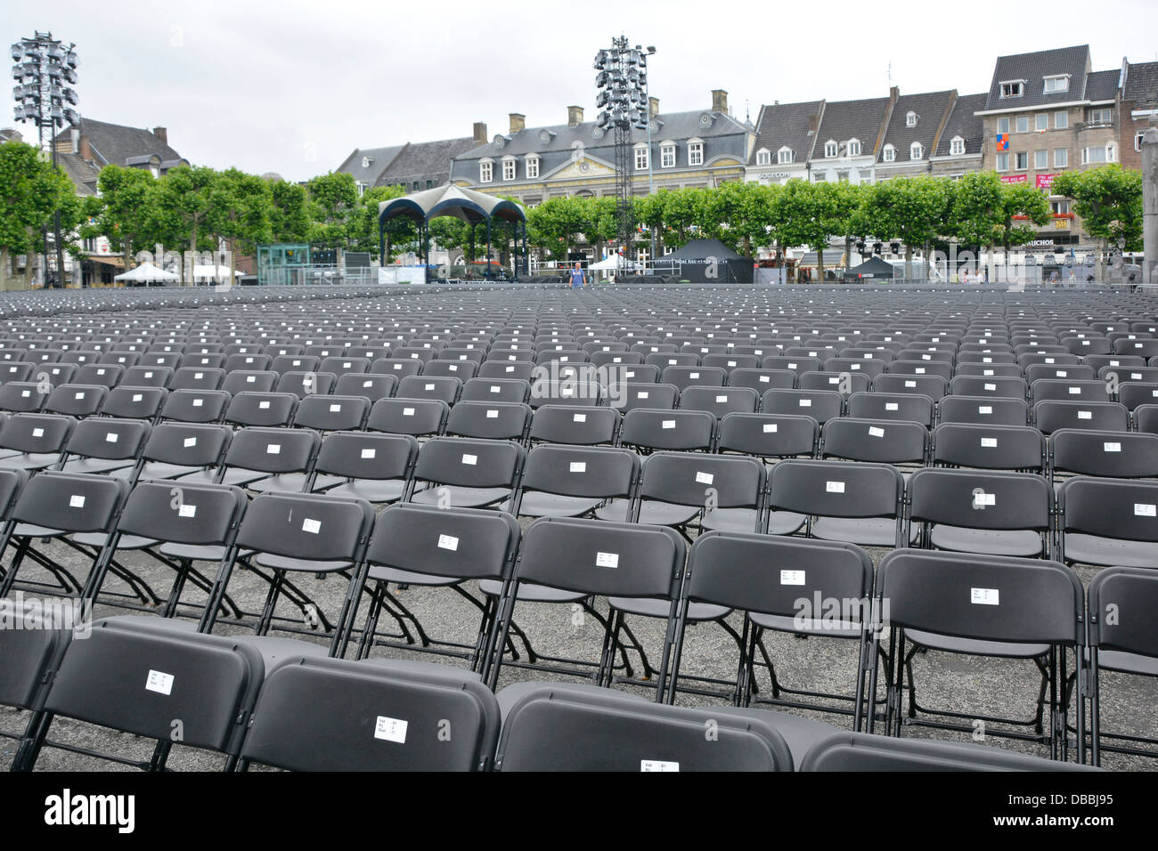 Ville de Maastricht Vrijthof Square rangées répétitives chaises pliantes prêtes pour les détenteurs de billets de siège à Andre Rieu concert de musique d'été en plein air Limburg eu Banque D'Images