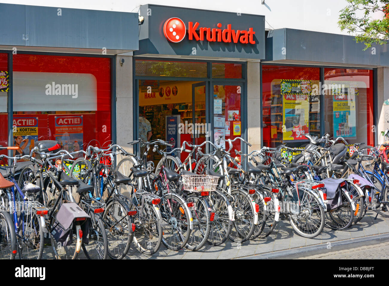 Maastricht ville dans le Limbourg pays-Bas les cyclistes européens garent des vélos devant l'entrée de l'entreprise néerlandaise Kruidvat pharmacie de détail et de la chaîne de pharmacies eu Banque D'Images