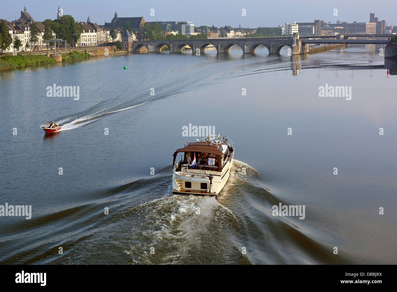 Maastricht vue aérienne tôt le matin regardant vers le bas sur les bateaux passant sur le paysage urbain de la rivière Meuse avec pont au-delà du Limbourg pays-Bas Europe UE Banque D'Images