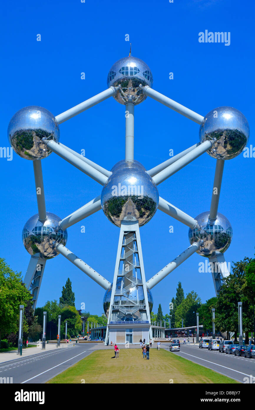 Atomium neuf sphères recouvertes d'acier inoxydable formant une unité forme de cellule d'un cristal de fer agrandi 165 milliards de fois Parc Atomium Bruxelles Belgique Banque D'Images