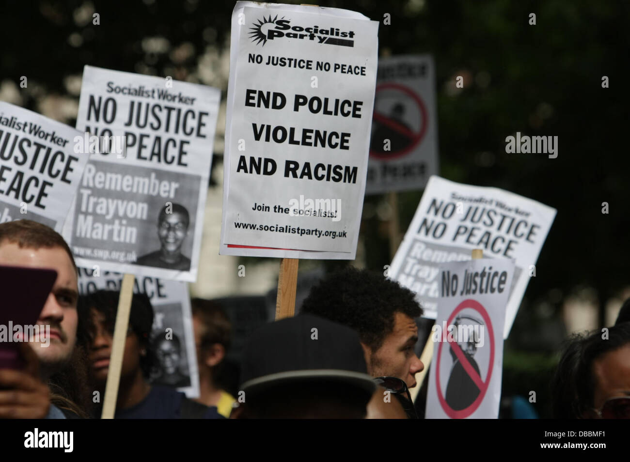 Londres, Royaume-Uni. 27 juillet, 2013. La manifestation en faveur de Trayvon Martin devant l'ambassade américaine de Londres. Les protestataires manifester leur indignation à l'Zimmerman verdict Crédit : martyn wheatley/Alamy Live News Banque D'Images