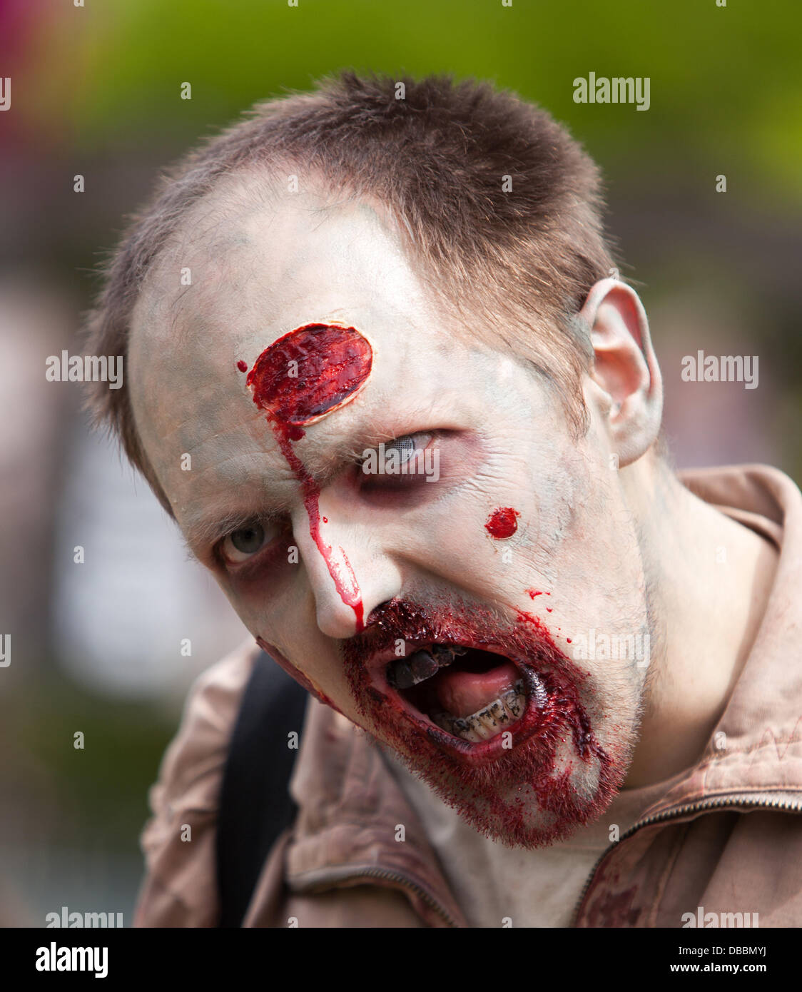 Birmingham, UK. 27 juillet, 2013. La Zombie Walk Birmingham annuel a lieu à Birmingham, Royaume-Uni. Sur la photo : bonjour puis-je être votre ami s'il vous plaît. Crédit : Chris Gibson/Alamy Live News Banque D'Images