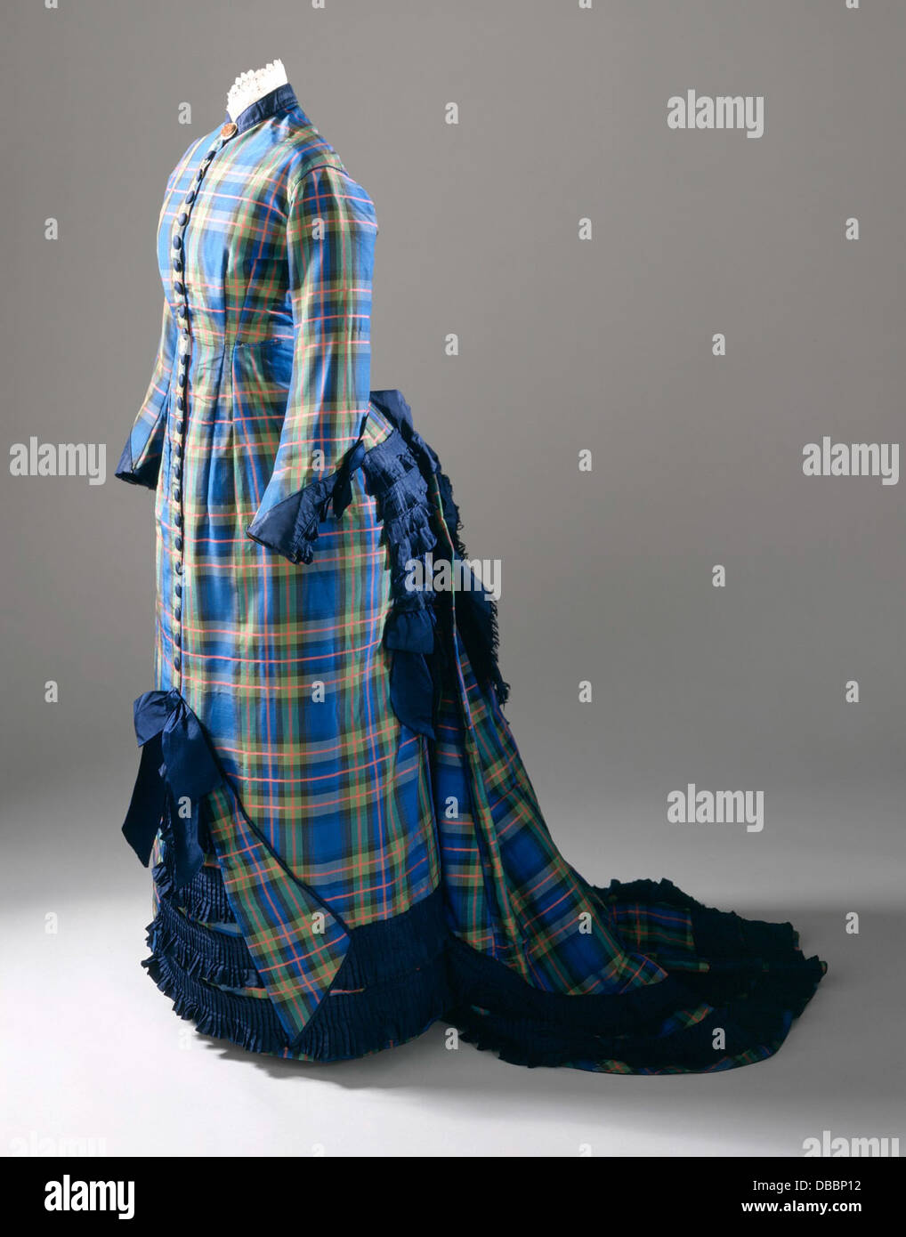 Cette robe du XVIIIe siècle est un excellent exemple de la mode féminine européenne. Son design reflète les styles portés par les jeunes femmes de l'époque, mettant en valeur des tissus délicats et des détails complexes. Banque D'Images