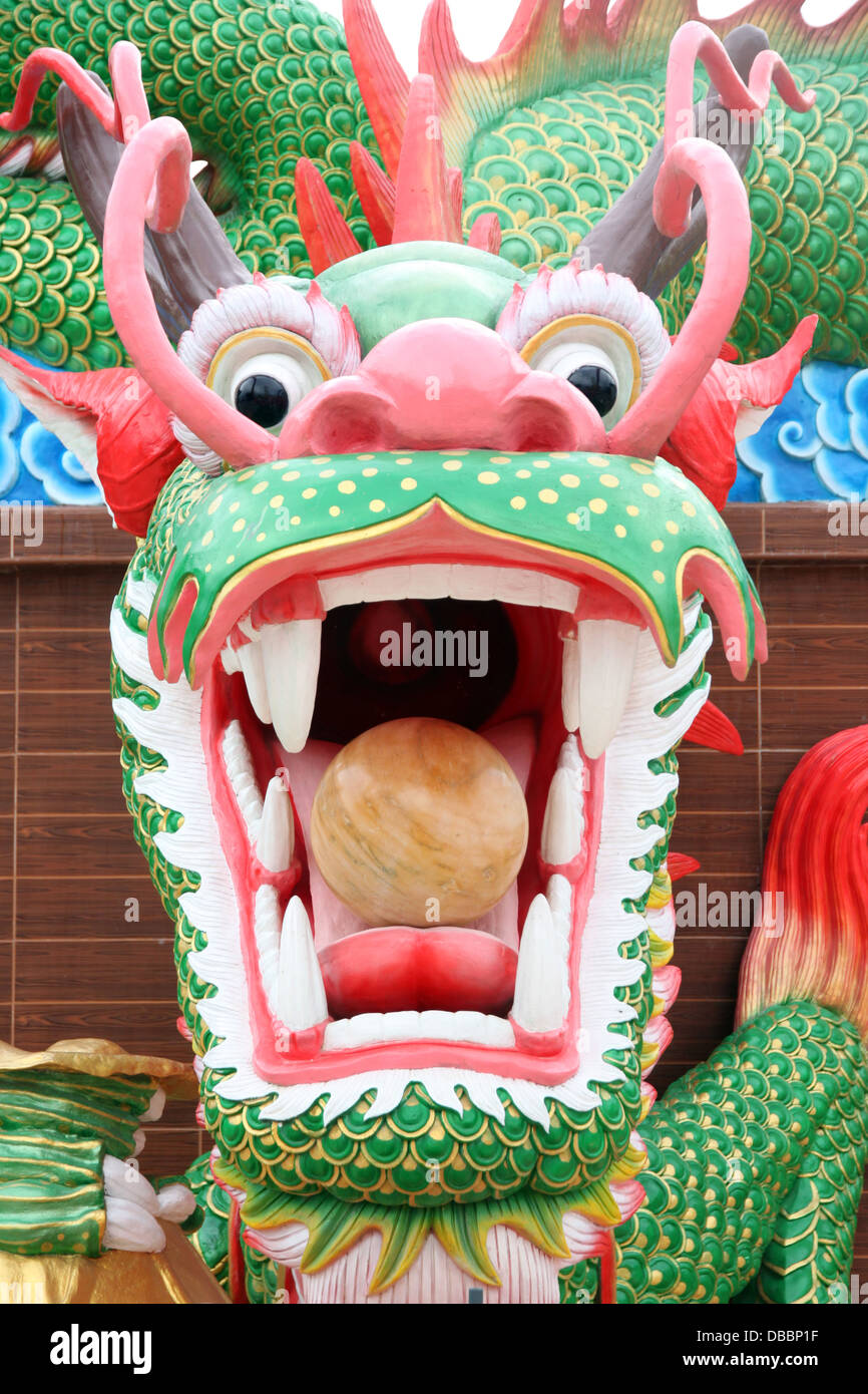Dragon statue situé à l'extérieur dans le temple. Banque D'Images