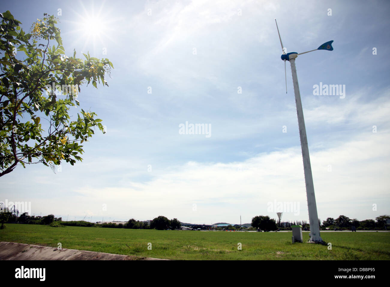 Éoliennes Production d'électricité et de la lumière du soleil radiale. Banque D'Images