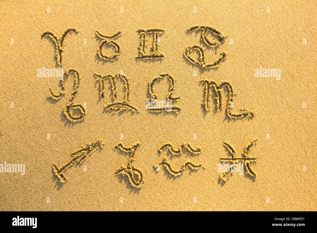 Ensemble de signes du zodiaque (dessiné sur la facture du sable de plage) Banque D'Images