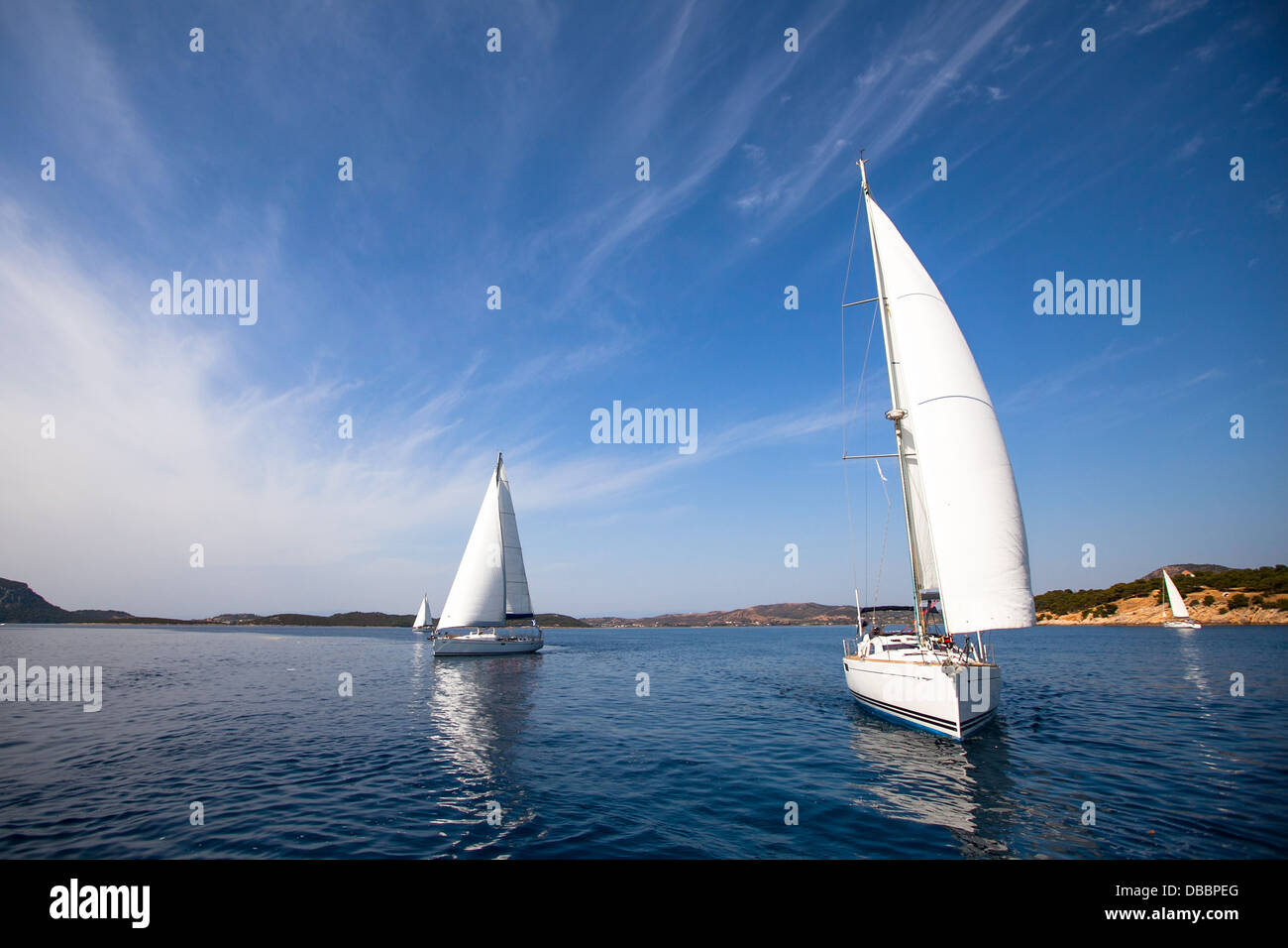 Yacht à voile à la race - photo avec l'espace pour le texte (ou logos) Banque D'Images