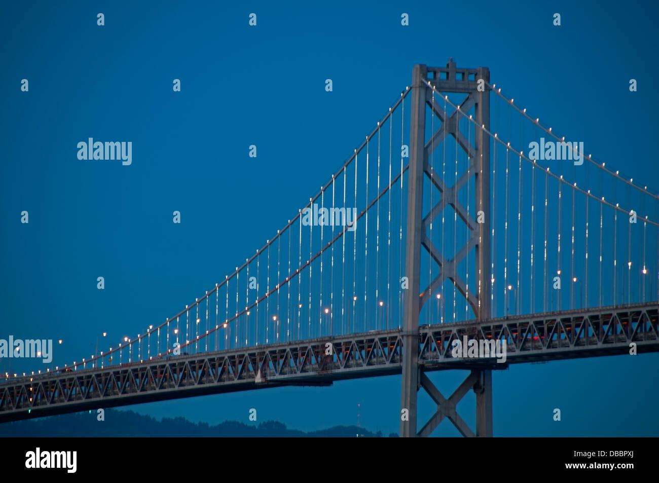 L'Ouest (d'origine) span du San Francisco-Oakland Bay Bridge avec 'Bay' Feux LED à l'aide d'installation de la sculpture Banque D'Images