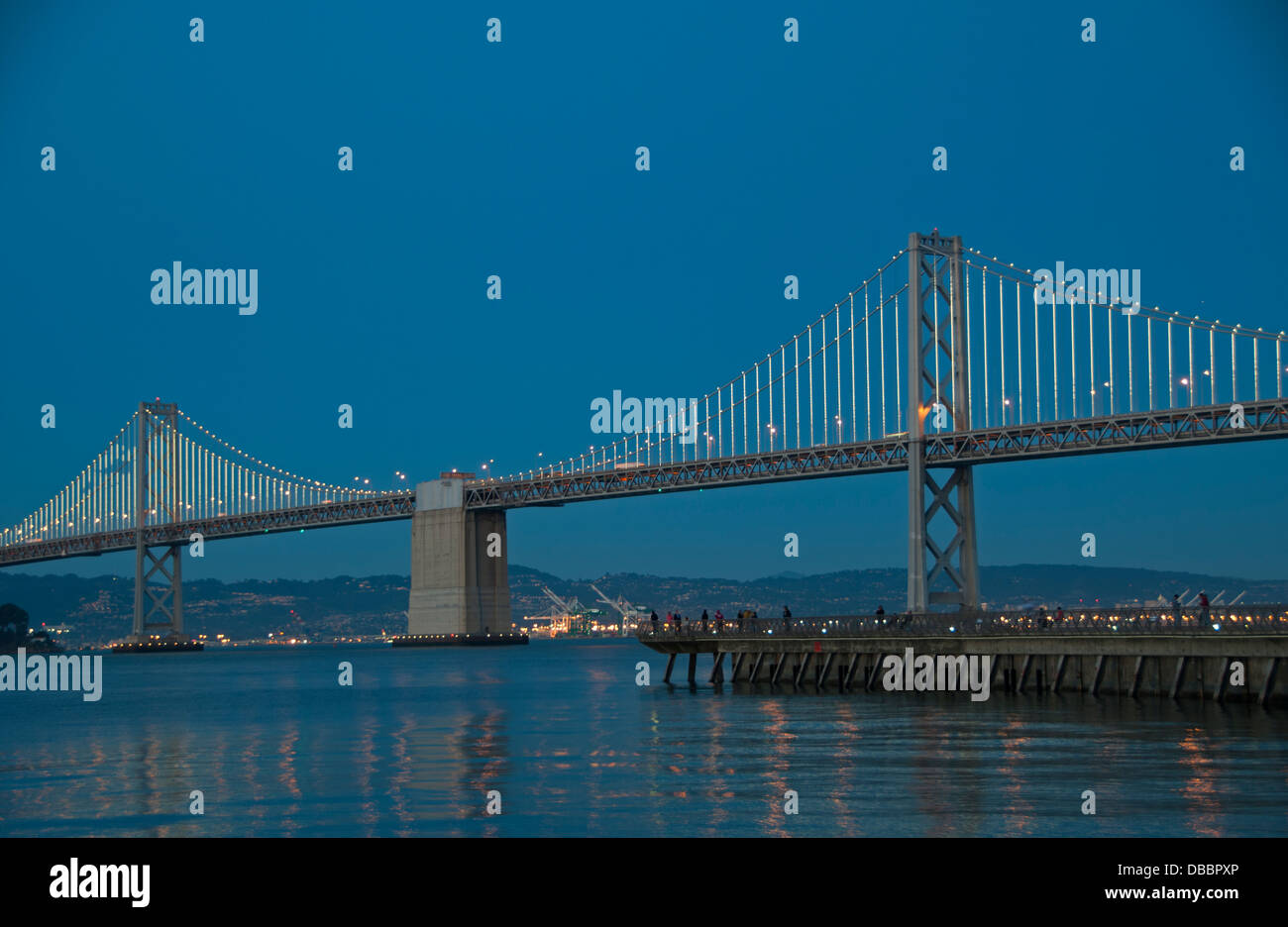 L'Ouest (d'origine) span du San Francisco-Oakland Bay Bridge avec 'Bay' Feux LED à l'aide d'installation de la sculpture Banque D'Images